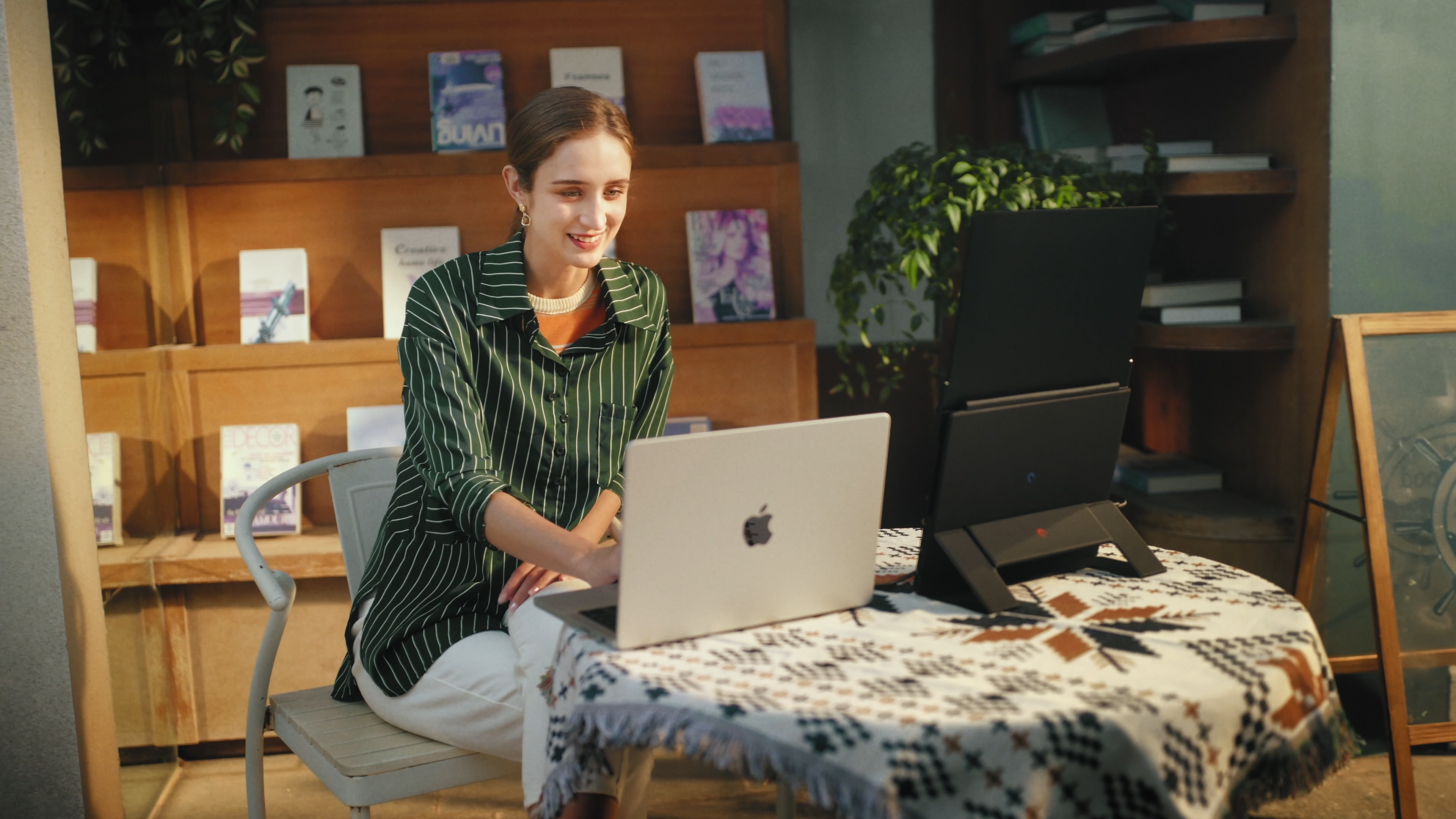 JSAUX FlipGo — Desk, Anywhere