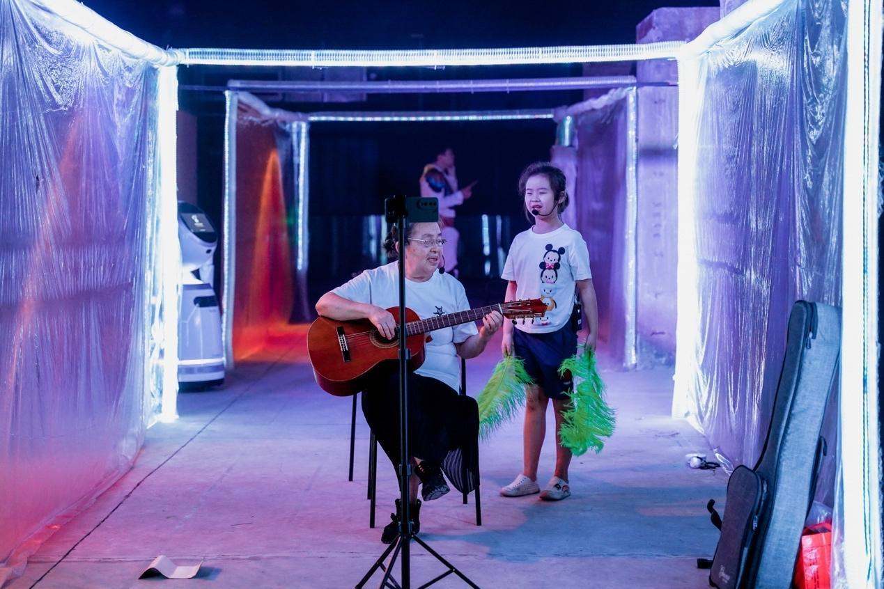 代沟极大的奶奶杨映霞和小女孩Vegas